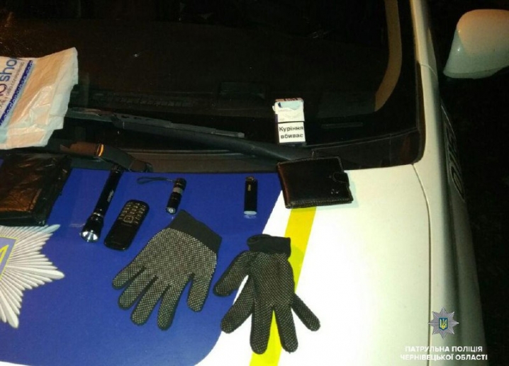 У Чернівцях патрульні попередили пограбування припаркованого авто