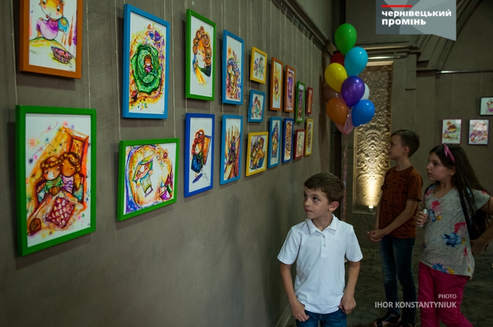 У Чернівцях відкрилася благодійна виставка-аукціон «Ангели з міста Добра!»