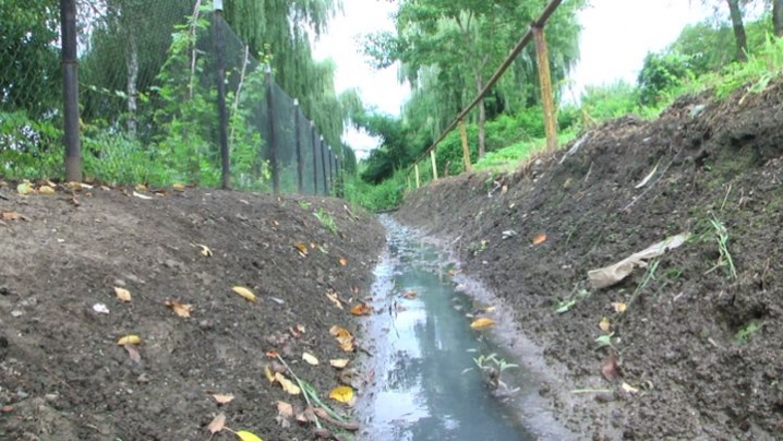 Вулицею Ізмайлівською у Чернівцях течуть каналізаційні відходи