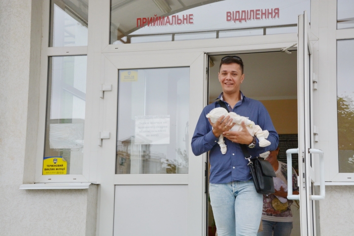 Буковинку Юлію Репчук виписали із лікарні із новонародженою трійнею