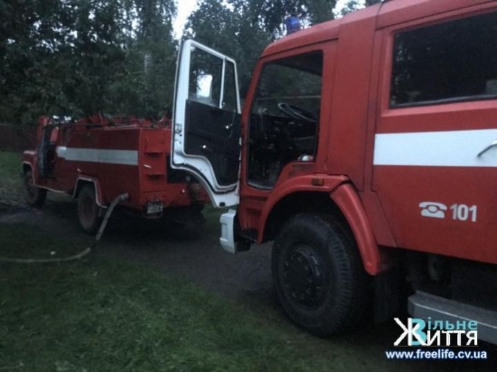 Через розряд блискавки у Чорторії спалахнула будівля 