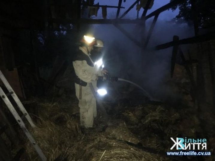 Через розряд блискавки у Чорторії спалахнула будівля 