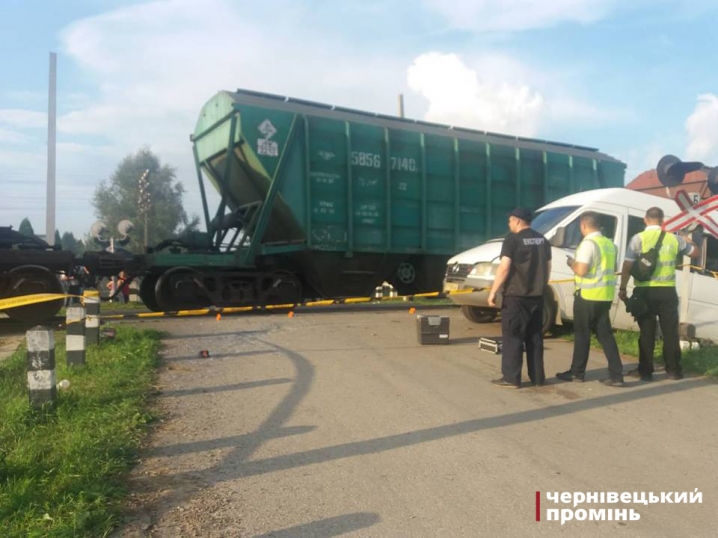 У Мамаївцях поїзд зіткнувся з бусом: двоє людей загинули