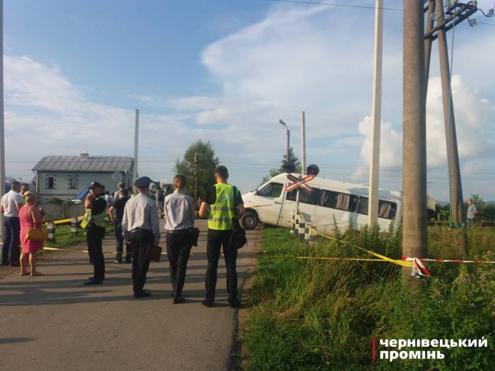 У Мамаївцях поїзд зіткнувся з бусом: двоє людей загинули