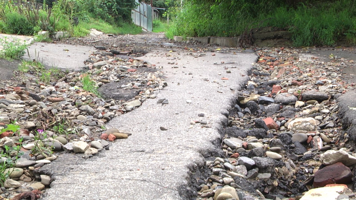 Вулицю Стрийську у Чернівцях розмили дощі