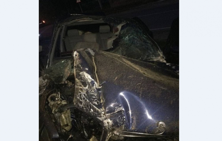 На Герцаївщині автомобіль влетів у бетонну опору, постраждали троє осіб