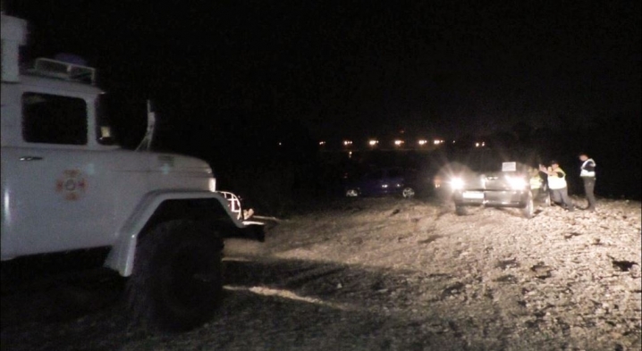 Пізно ввечері на березі Прута у Чернівцях застрягли дві автівки