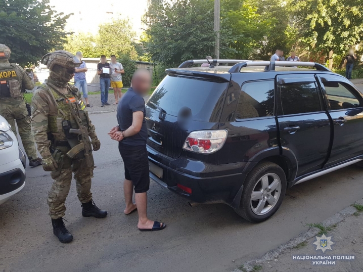 Поліція затримала у Чернівцях серійних квартирних злодіїв