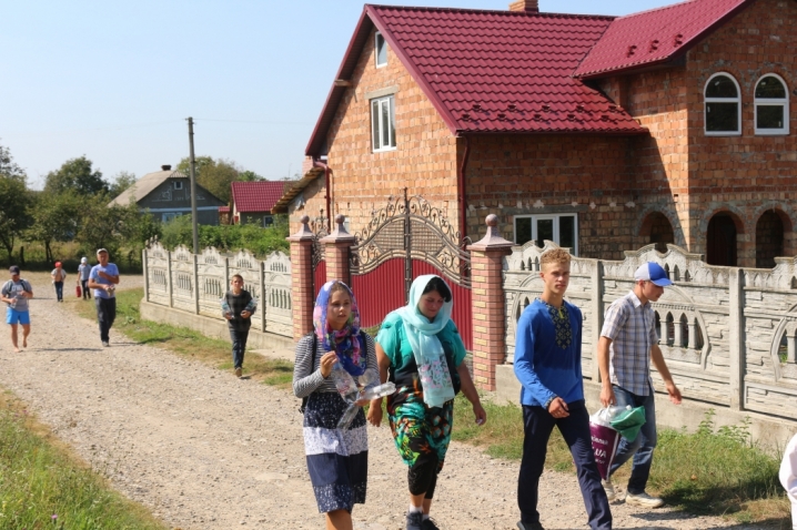 Буковинці здолали 20 кілометрів пішки до монастиря у Васловівцях