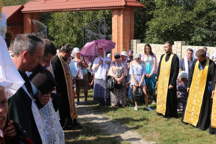 Буковинці здолали 20 кілометрів пішки до монастиря у Васловівцях