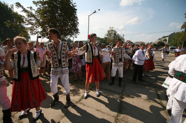 На Буковині встановили рекорд із наймасовішого виконання танцю «Коса»