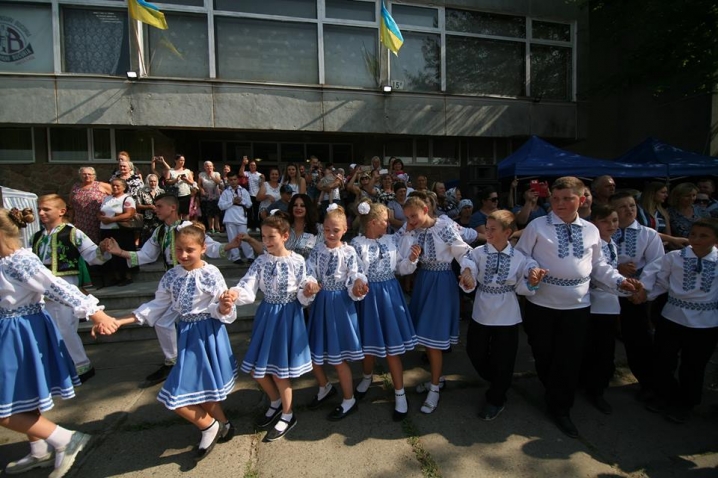 На Буковині встановили рекорд із наймасовішого виконання танцю «Коса»