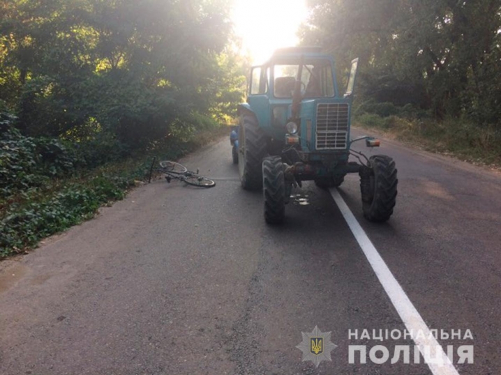 Поблизу Чернівців під колесами трактора травмувався 15-річний велосипедист