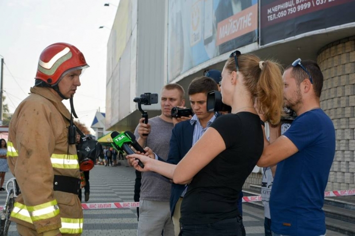 Горіло на першому поверсі: рятувальники показали, як гасили умовну пожежу у торговельному центрі Чернівців