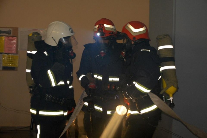 Горіло на першому поверсі: рятувальники показали, як гасили умовну пожежу у торговельному центрі Чернівців