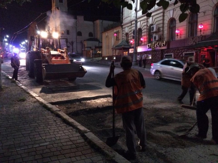 Щоб уникнути заторів: вулиці Чернівців ремонтують уночі