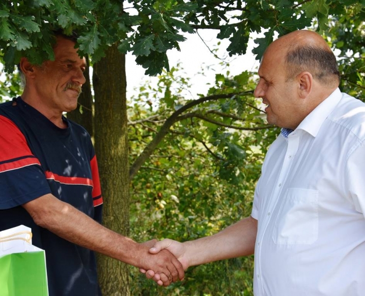 Іван Мунтян допоміг спорядити до школи дівчинку із бідної родини