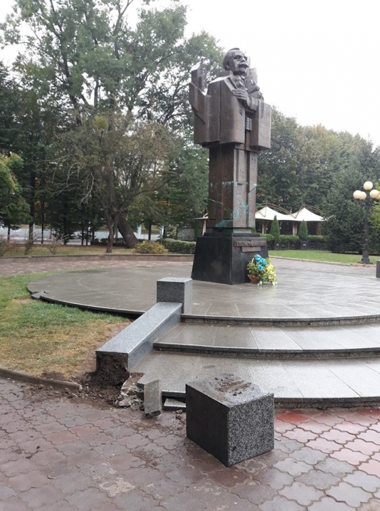 Вандали пошкодили пам'ятник Юрієві Федьковичу