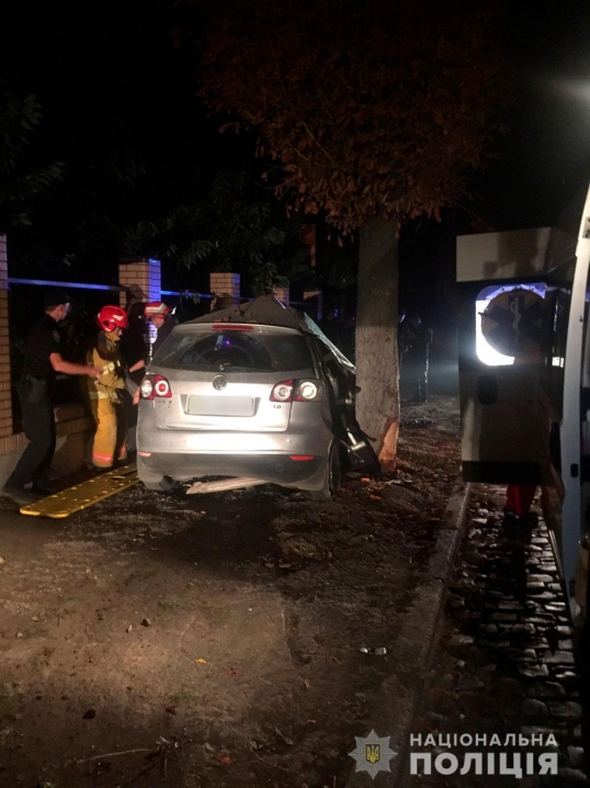 У нічній аварії у Чернівцях загинув 25-річний пасажир легковика