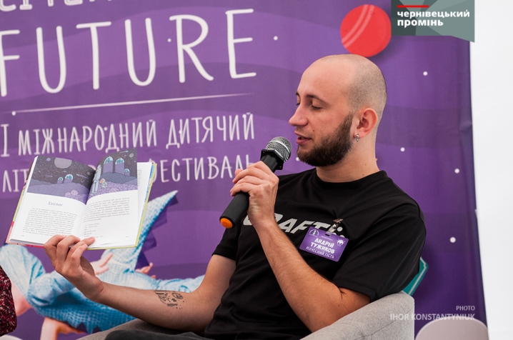 Андрій Тужиков пояснив малюкам, як зрозуміти свій гаджет