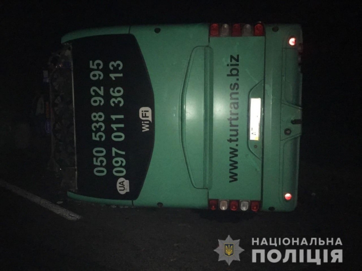 На Львівщині автобус «Чернівці – Ґдиня» потрапив у ДТП. Одна людина загинула