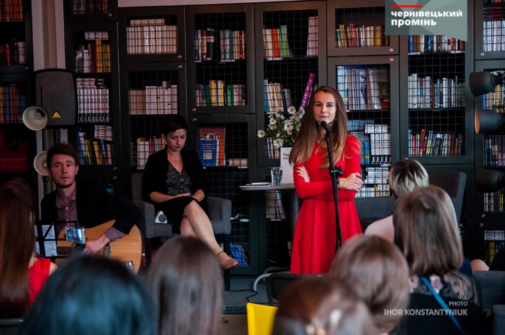 Ніжна і романтична Ірина Мороз презентувала у Чернівцях свою нову поетичну збірку