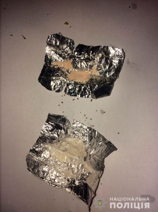 Щоб уникнути покарання, буковинець викинув наркотики через вікно автівки