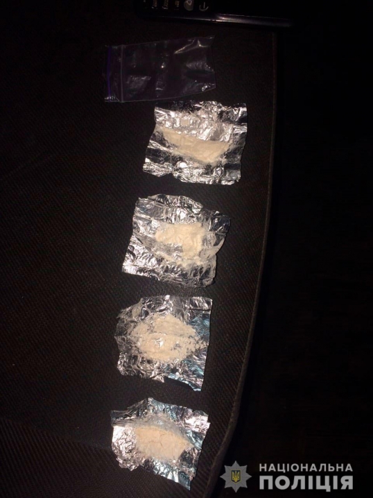 Щоб уникнути покарання, буковинець викинув наркотики через вікно автівки