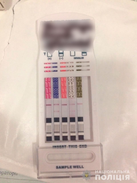 Щоб уникнути покарання, буковинець викинув наркотики через вікно автівки