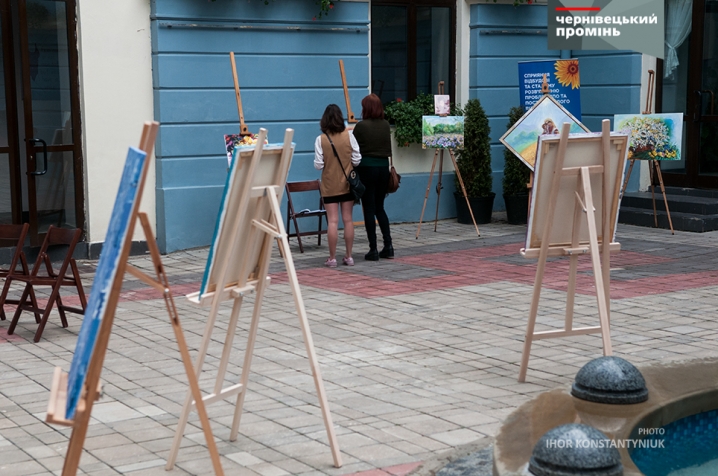 У дворику Ратуші відкрилася виставка «No Women, No Peace»