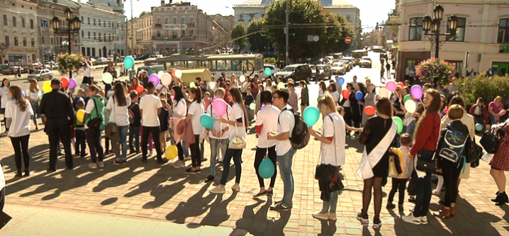 Чернівчани долучилися до всеукраїнської акції «Усиновлення – це любов назавжди» Чернівчани долучилися до всеукраїнської акції «Усиновлення – це любов назавжди»