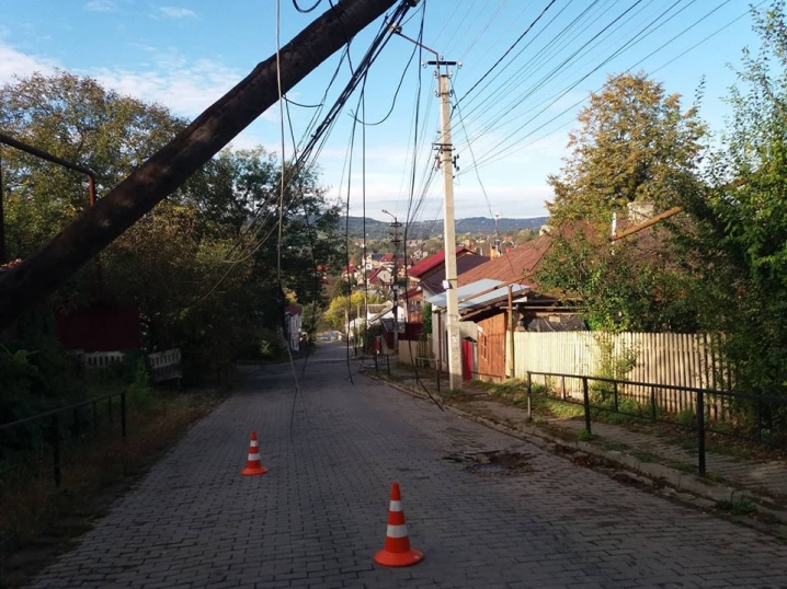 На вулиці Нагірній у Чернівцях впав стовп