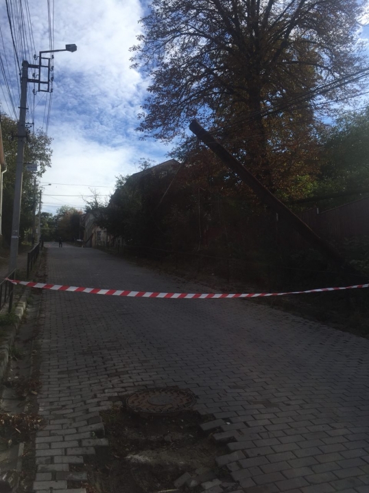 На вулиці Нагірній у Чернівцях впав стовп