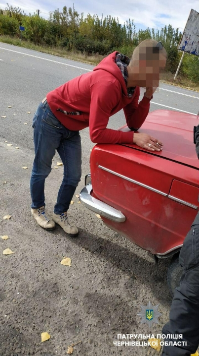 Буковинські патрульні виявили у водія з сусідньої області 5 пакунків наркотиків