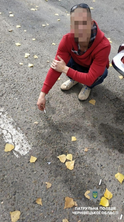 Буковинські патрульні виявили у водія з сусідньої області 5 пакунків наркотиків