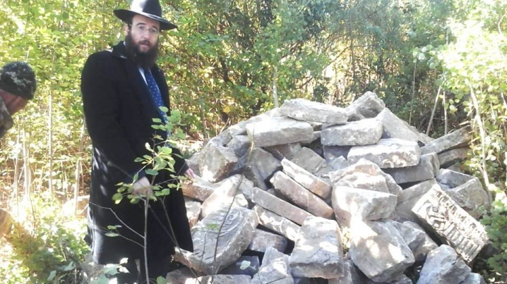 На території військової частини під Чернівцями знайшли сотні єврейських надгробків