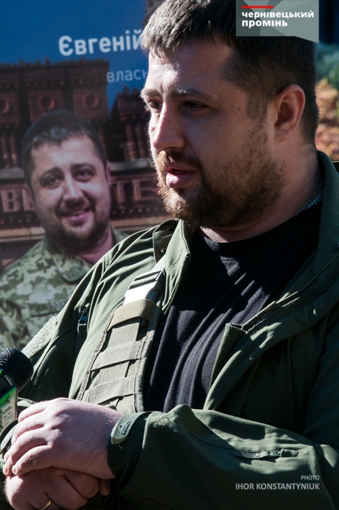 На Театральній площі показали портрети військових, котрі брали участь у бойових діях на Донбасі