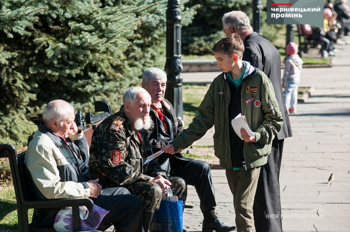 На Театральній площі показали портрети військових, котрі брали участь у бойових діях на Донбасі