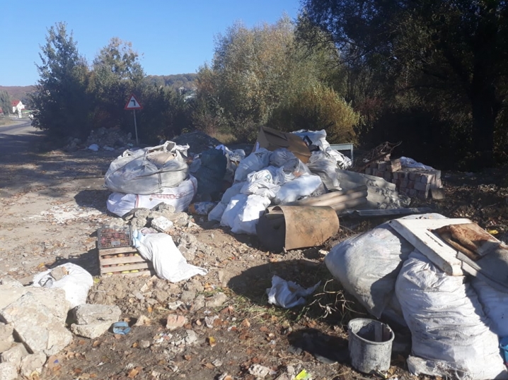 Поблизу траси у Магалі виявили стихійне сміттєзвалище