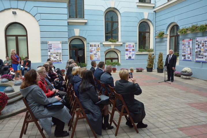 У Дворику Ратуші триває виставка «Буковинська Україна 100 років тому»