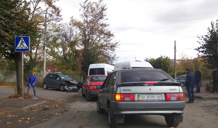 На перехресті Сторожинецької та Шухевича не розминулися мікроавтобус і легковик
