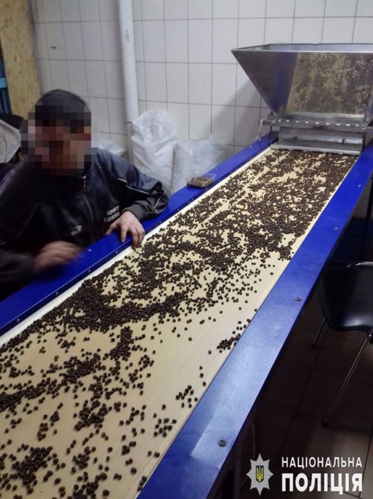 У Чернівцях поліцейські припинили підпільне виробництво кави
