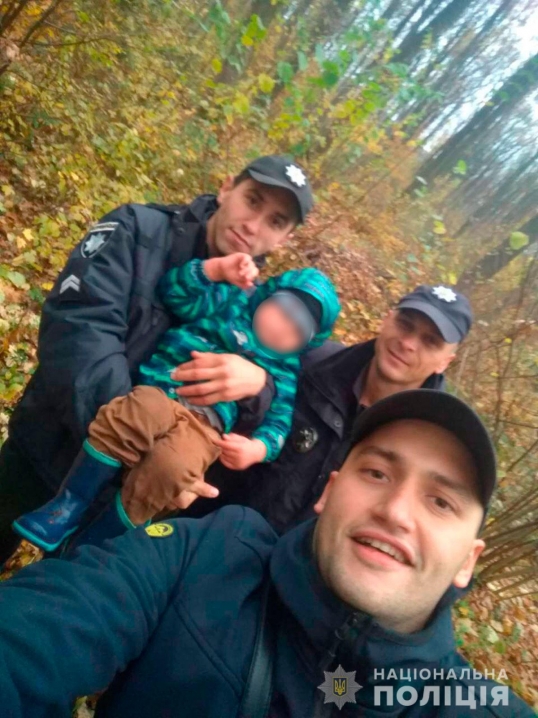 На Буковині поліцейські розшукали 2-річного хлопчика, який загубився у лісі