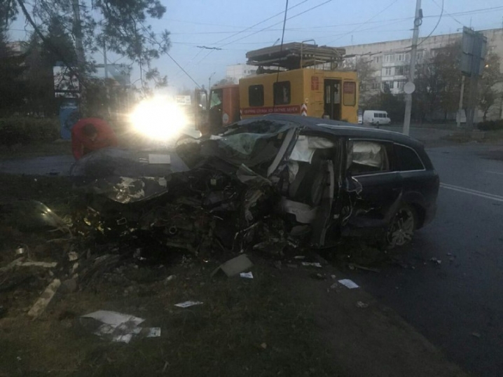 На Південно-Кільцевій авто в'їхало в електроопору