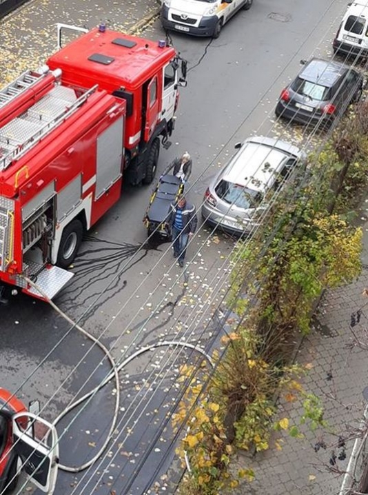 На вулиці Сковороди у Чернівцях сталася пожежа: до лікарні забрали чоловіка