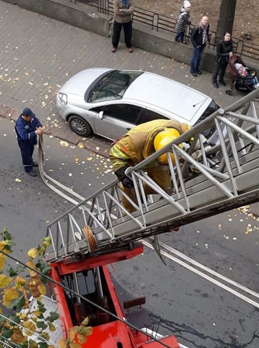На вулиці Сковороди у Чернівцях сталася пожежа: до лікарні забрали чоловіка