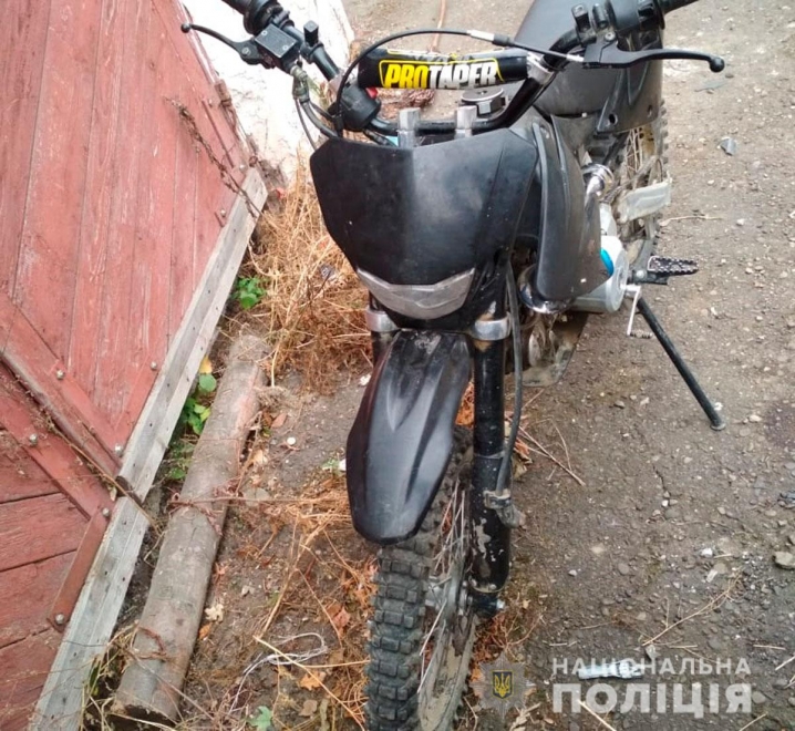 На Буковині 17-річний юнак викрав мотоцикл у односельця