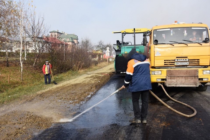 Ремонт траси «Чернівці-Порубне»: працівники кладуть асфальт у болото