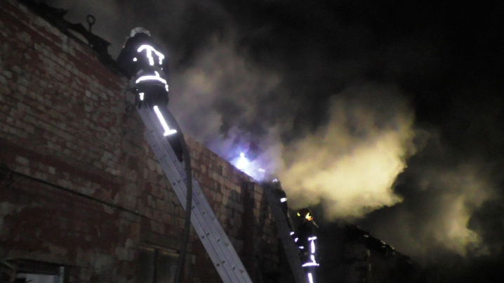 Рятувальники назвали причину пожежі у закинутих складах у Садгорі