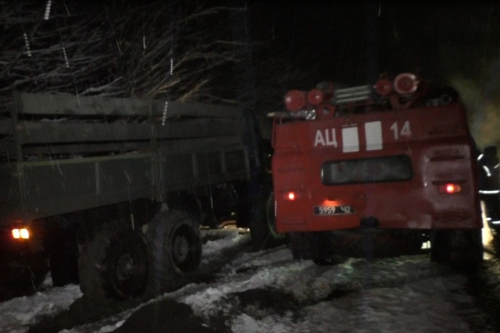 На Буковині рятувальники відбуксирували з кювету вантажівку